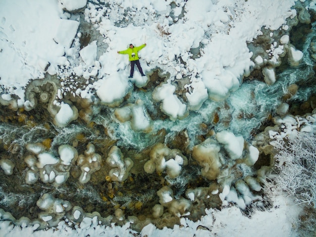 Un uomo viaggia in inverno.