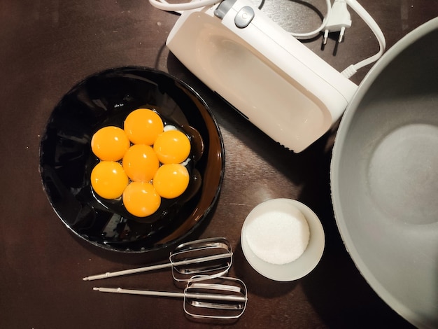 Un uovo con un mixer e una ciotola per la cottura in cucina