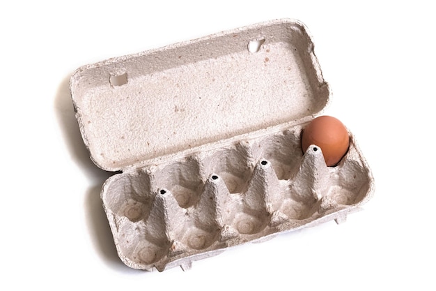 Un uovo di gallina in cartone isolato su sfondo bianco