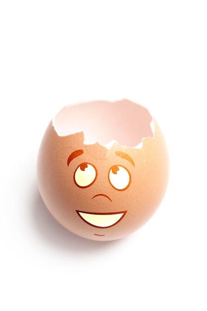 Un uovo rotto guscio vuoto con facce da cartone animato