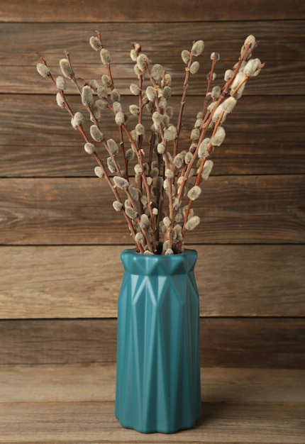 Un vaso con un salice su sfondo grigio Sfondo di primavera di Pasqua con copyspace
