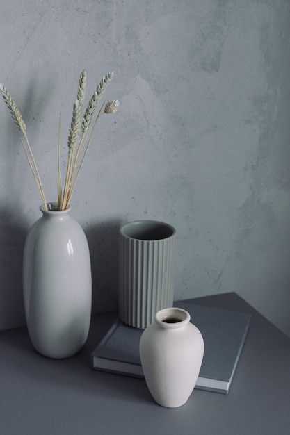 Un vaso di fiori sul tavolo contro la parete a casa