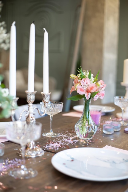 Un vaso di fiori sul tavolo