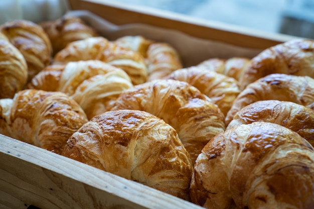 Un vassoio con la pasta sfoglia fresca del pane del croissant.