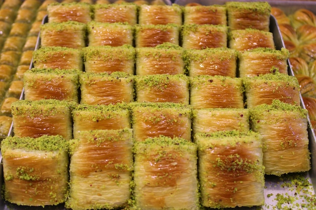 Un vassoio di baklava con sopra un sacco di noci