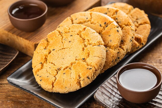 un vassoio di biscotti con una ciotola di burro e una scodella di salamoia