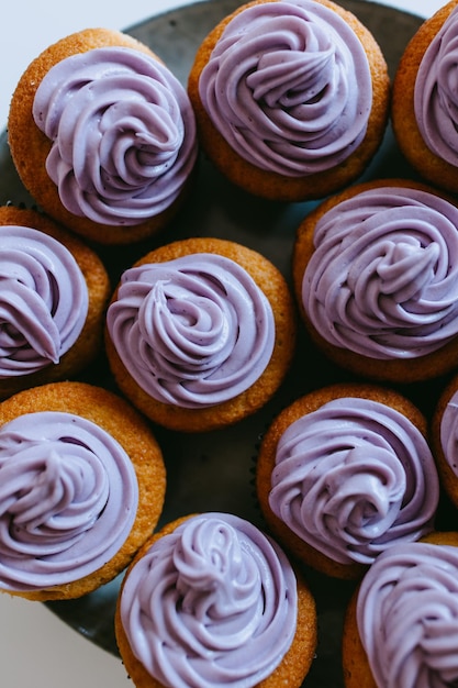 Un vassoio di cupcakes ai mirtilli con glassa viola vista dall'alto