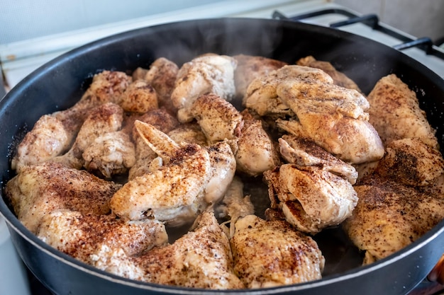 Un vassoio pieno di pollo per andare in forno.