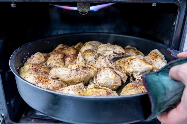 Un vassoio pieno di pollo per andare in forno.