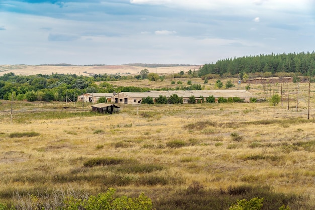 Un vecchio allevamento di bestiame abbandonato in campagna. Regione di Orenburg, Russia