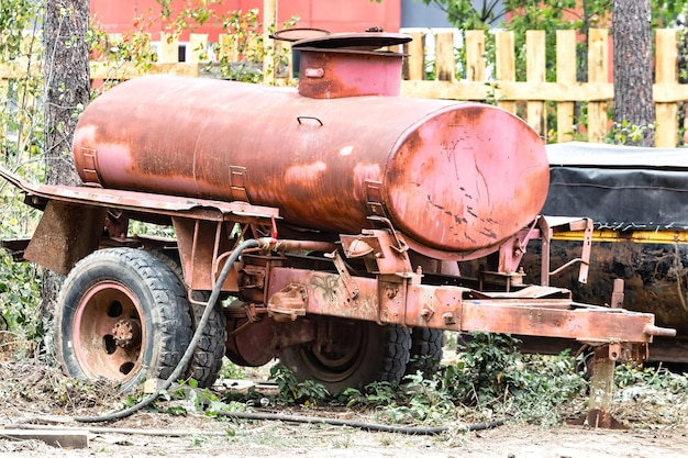 Un vecchio barile su ruote per l'irrigazione e la consegna di acqua a un cantiere. Approvvigionamento idrico temporaneo per il cantiere.