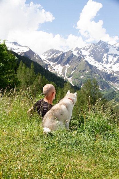 Un vecchio e il suo paesaggio cane