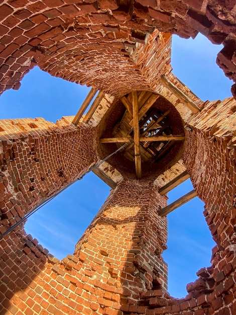 Un vecchio e rovinato muro rosso mattone di una chiesa abbandonata