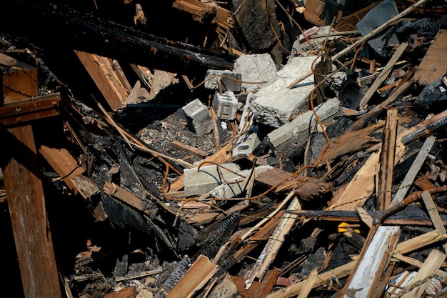 Un vecchio edificio in legno bruciato dopo un incendio Travi carbonizzate dopo la distruzione