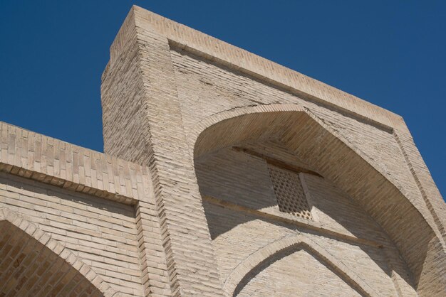 Un vecchio edificio in mattoni con elementi di archi Antichi edifici dell'Asia medievale Bukhara Uzbekistan