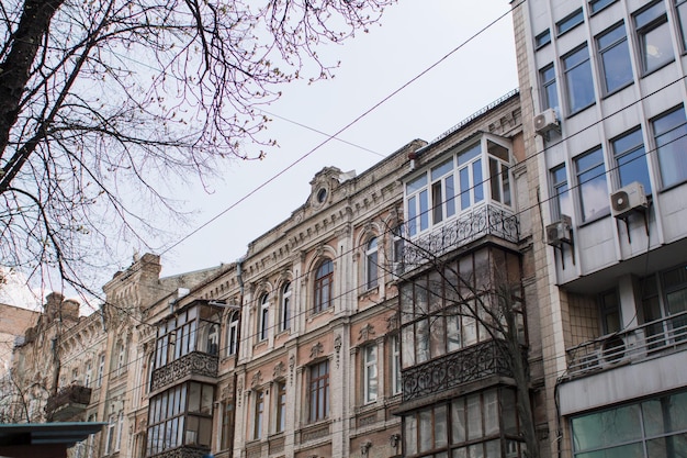 Un vecchio edificio in mattoni nel centro della città