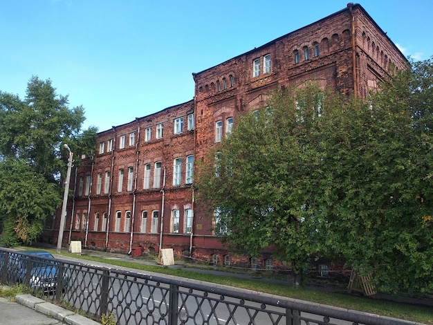 Un vecchio edificio ospedaliero in mattoni rossi. Arkhangelsk, Russia.