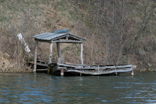 Un vecchio gazebo abbandonato con ponte per la pesca sul fiume b