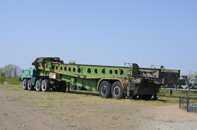 Un vecchio installatore sovietico di un missile balistico intercontinentale in un lanciatore di silo