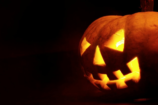 Un vecchio jack-o-lantern spaventoso su nero.