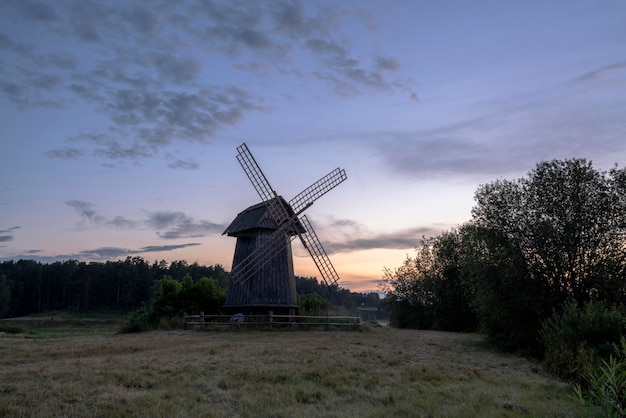 Un vecchio mulino a vento al tramonto villaggio Mikhailovskoye Pushkinskiye Gory Russia