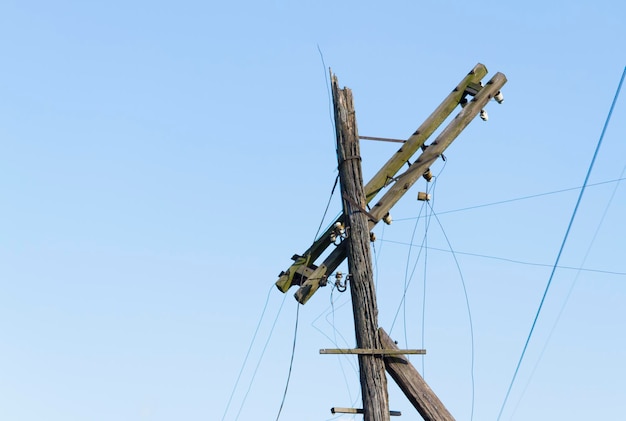 Un vecchio palo del telefono in legno