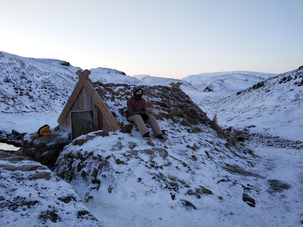 Un vecchio stabilimento balneare con una sorgente termale nelle montagne dell'Islanda. Paesaggio invernale Islanda