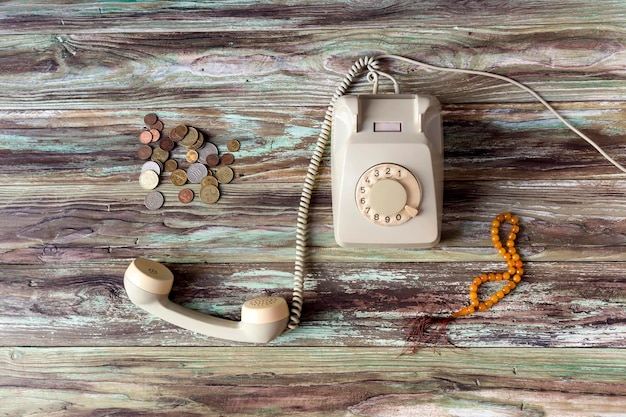 Un vecchio telefono su un tavolo di legno