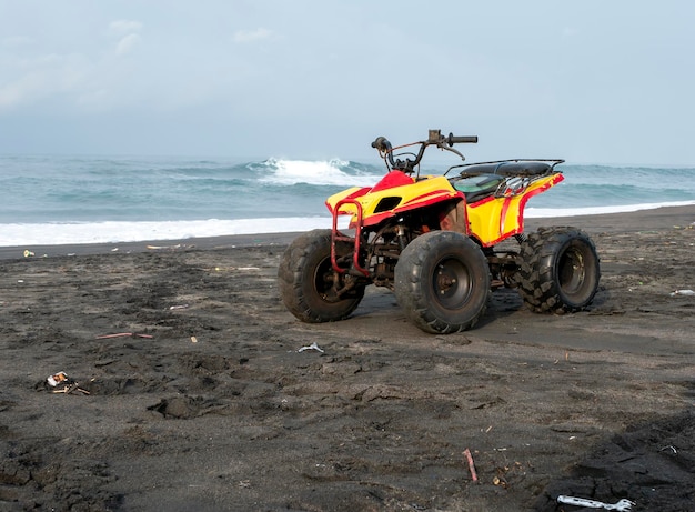 Un veicolo fuoristrada giallo ATV noto anche come veicolo utilitario leggero LUV a Parangtritis Beach