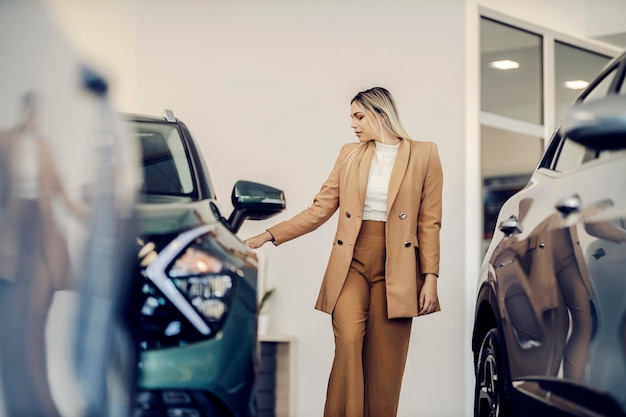 Un venditore di auto sta controllando le auto presso l'autosalone