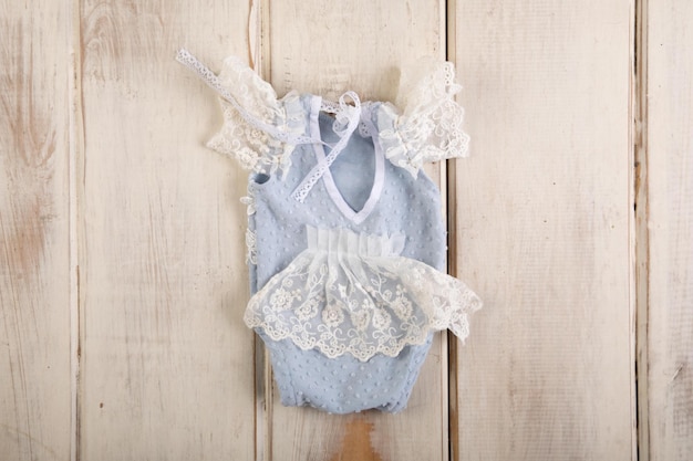 Un vestito da baby doll blu e bianco con rifiniture in pizzo e rifiniture in pizzo.