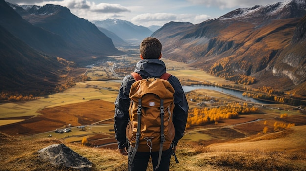 Un viaggiatore hipster che fa un'escursione con uno zaino giallo e una mappa dell'Europa sullo sfondo di un'erba montuosa lussureggiante