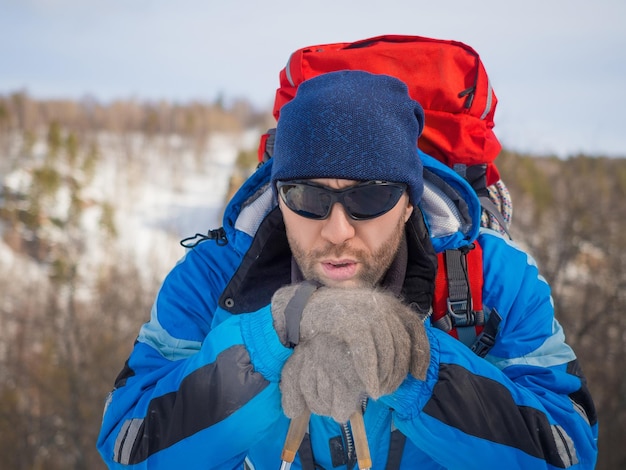 Un viaggiatore si riposa dopo un lungo viaggio in montagna