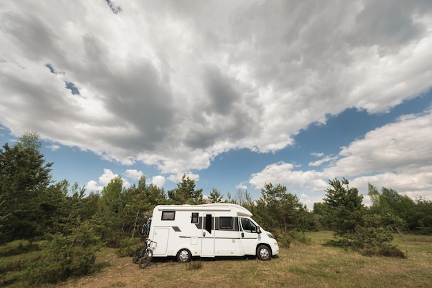 Un viaggio di vacanza in un camper un riposo in un furgone