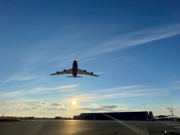 Un viaggio in aereo, l'aereo vola nel cielo