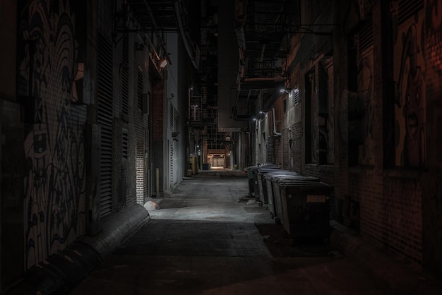 Un vicolo in città di notte