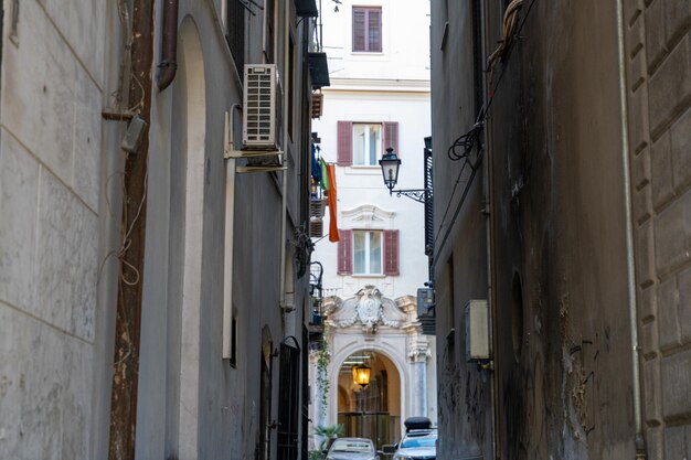 Un vicolo stretto con un edificio sul lato destro