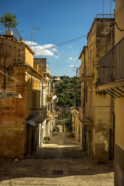 Un vicolo vuoto in mezzo agli edifici della città