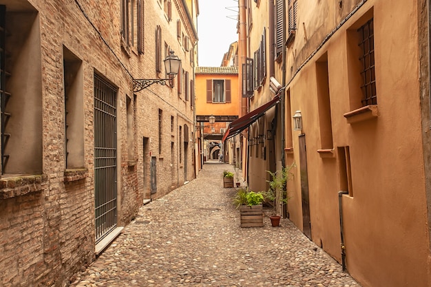 Un vicolo vuoto storico nel centro storico di Ferrara in Italia