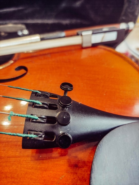 Un violino con sopra la parola violino