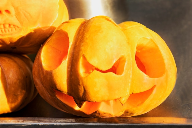 Un volto spaventoso Jack lanterna scolpita su una zucca per Halloween Intaglio di verdure di Ognissanti