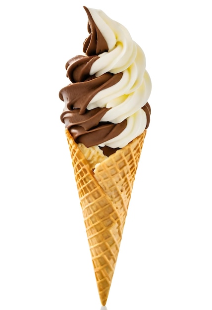 Un vortice di gelato al cioccolato in un cono di waffle su uno sfondo bianco