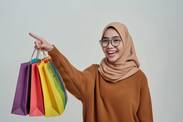 Una allegra donna musulmana asiatica che promuove la Giornata dei Diritti del Consumatore