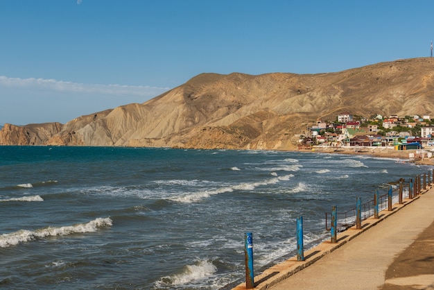 Una baia sul Mar Nero vicino al villaggio turistico di Ordzhonikidze