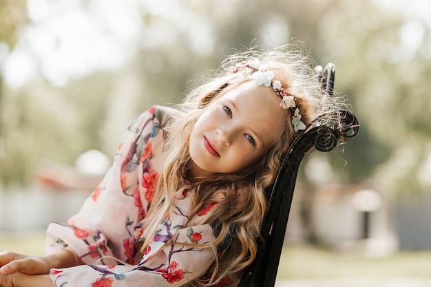 Una bambina bellissima cammina in un parco cittadino e sogna