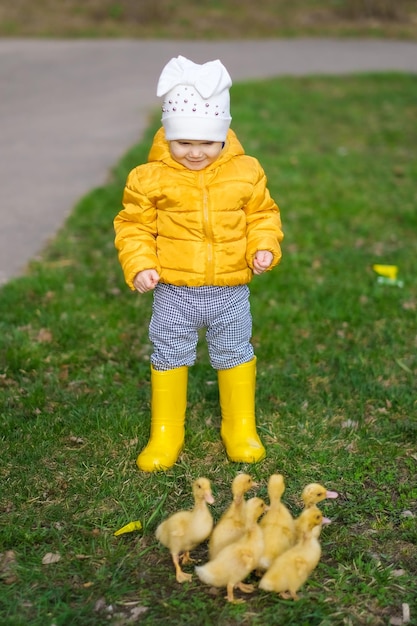 Una bambina carina con degli anatre.