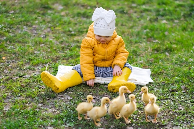 Una bambina carina con degli anatre.