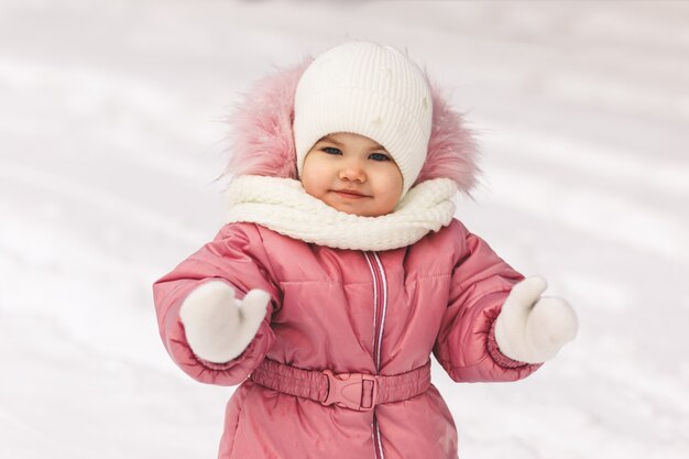 Una bambina carina in inverno a fare una passeggiata. Felici emozioni