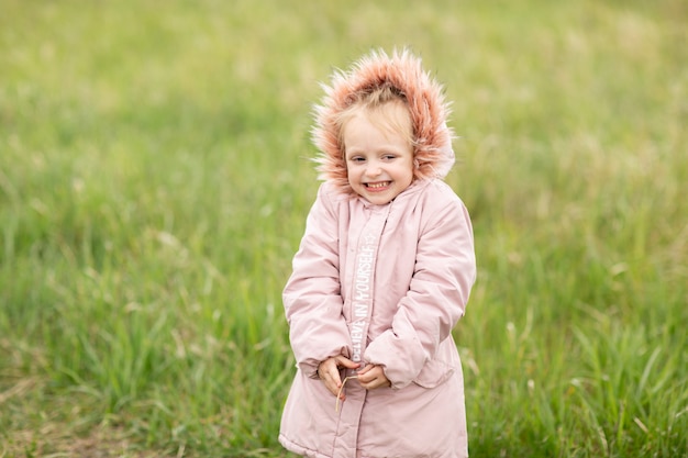 Una bambina carina nel parco