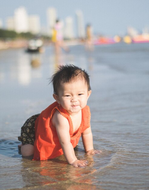 Una bambina carina sulla riva del mare